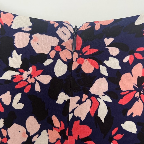 NWT Vince Camuto Floral V-Neck Dress - Picture 8 of 8